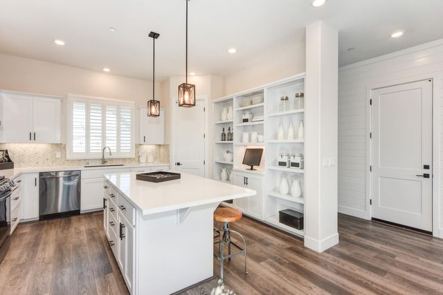 6161 Riding Path Dr, Roseville, CA 95747