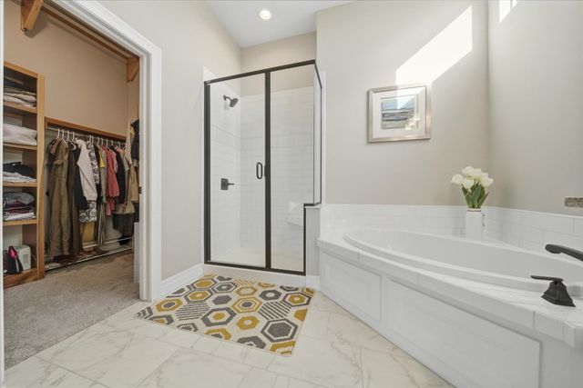 3616 N Crest Ct, Wichita, KS 67226