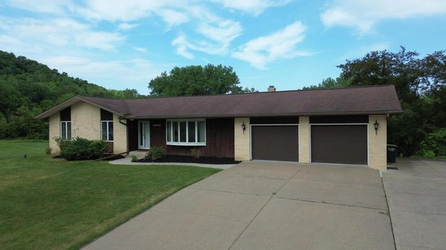 N1149 Brookside DRIVE, La Crosse, WI 54601