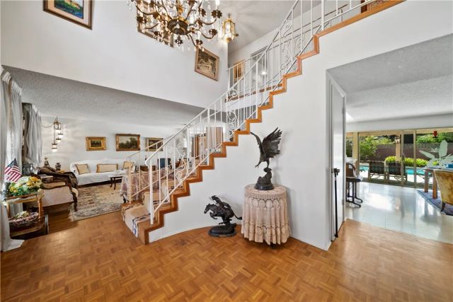 6304 Mirrior Lake Dr, Hollywood Hills, CA 90068