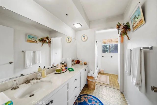 6304 Mirrior Lake Dr, Hollywood Hills, CA 90068