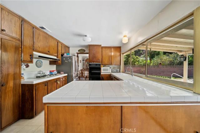 6304 Mirrior Lake Dr, Hollywood Hills, CA 90068