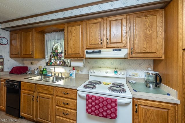 43 Parkway Drive, Olmsted Twp, OH 44138