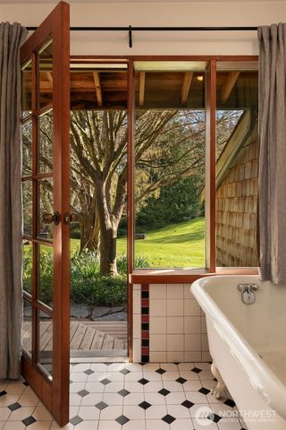 15232 Vermontville Road SW, Vashon, WA 98070