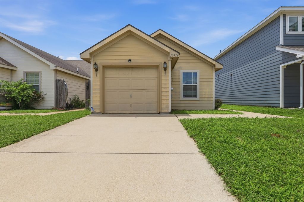 10716 Wild Oak Drive, Fort Worth, TX 76140