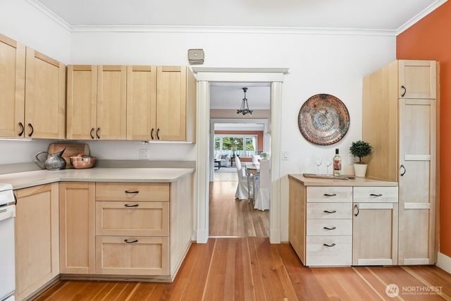 932 N 70th Street, Seattle, WA 98103