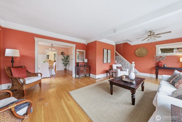 932 N 70th Street, Seattle, WA 98103