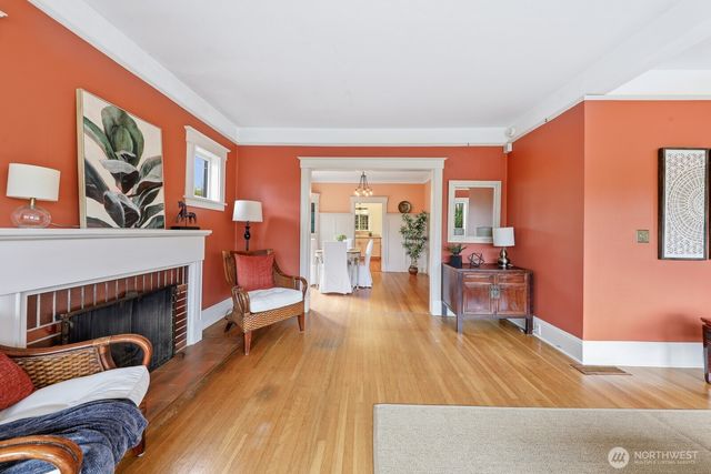 932 N 70th Street, Seattle, WA 98103