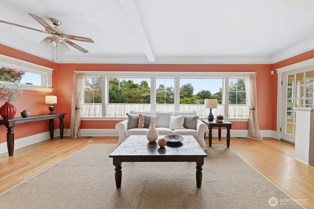 932 N 70th Street, Seattle, WA 98103