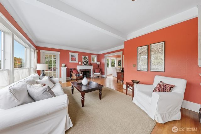 932 N 70th Street, Seattle, WA 98103