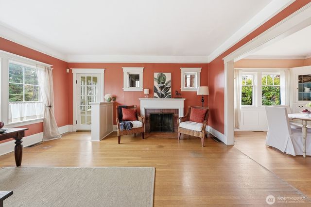 932 N 70th Street, Seattle, WA 98103