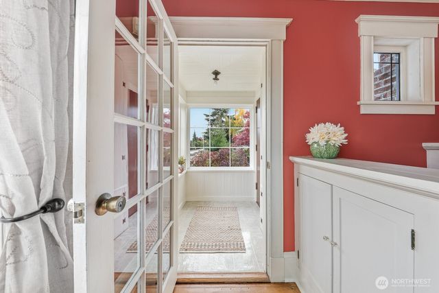 932 N 70th Street, Seattle, WA 98103