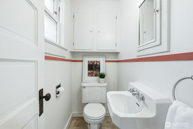 932 N 70th Street, Seattle, WA 98103