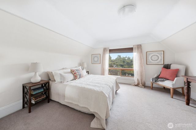 932 N 70th Street, Seattle, WA 98103