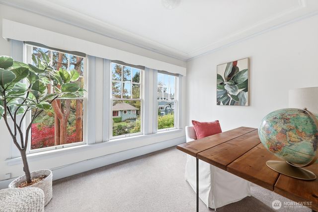 932 N 70th Street, Seattle, WA 98103