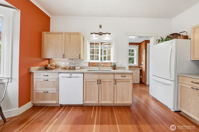 932 N 70th Street, Seattle, WA 98103