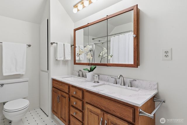 932 N 70th Street, Seattle, WA 98103