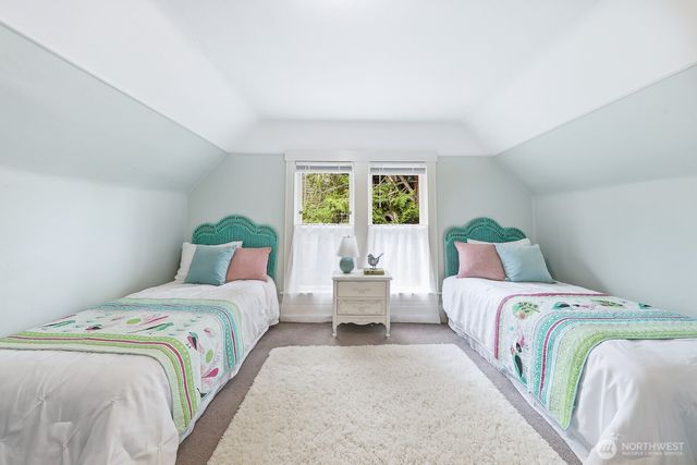 932 N 70th Street, Seattle, WA 98103