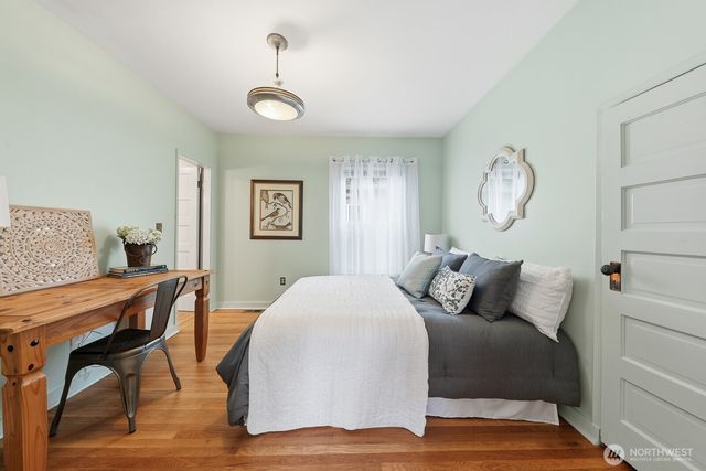 932 N 70th Street, Seattle, WA 98103