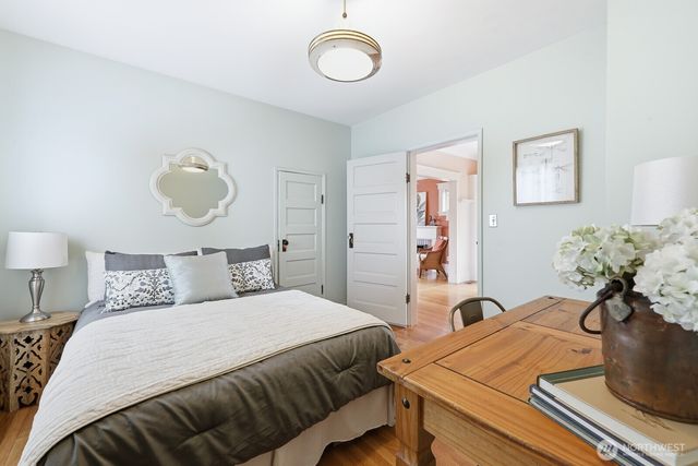 932 N 70th Street, Seattle, WA 98103