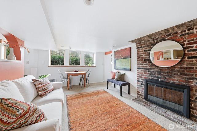 932 N 70th Street, Seattle, WA 98103