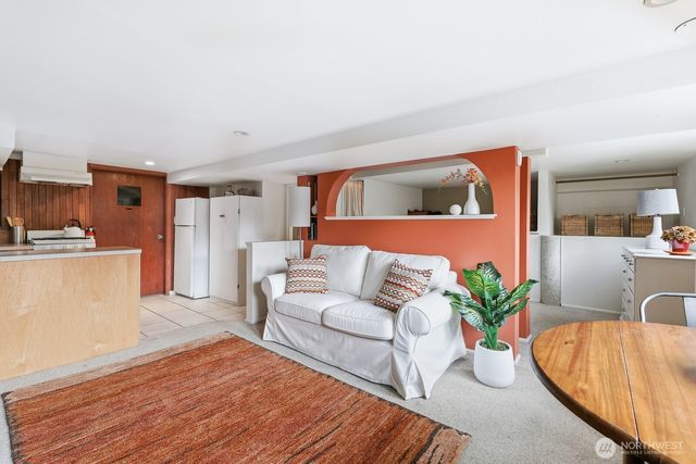 932 N 70th Street, Seattle, WA 98103