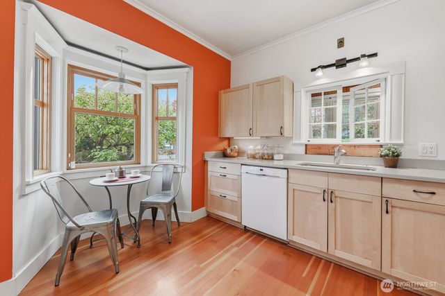 932 N 70th Street, Seattle, WA 98103