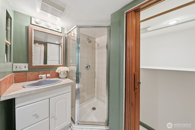 932 N 70th Street, Seattle, WA 98103