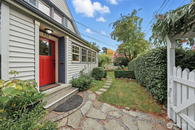932 N 70th Street, Seattle, WA 98103