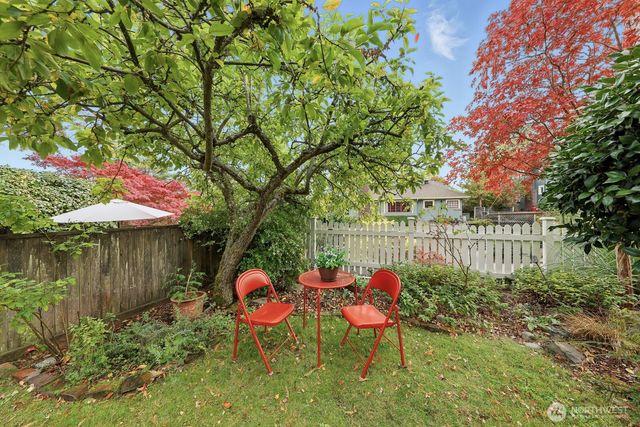 932 N 70th Street, Seattle, WA 98103