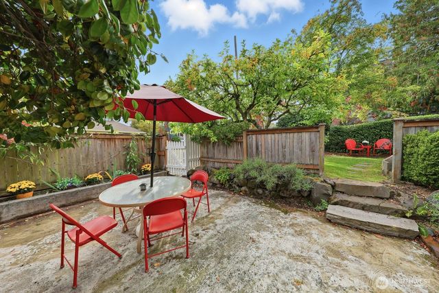 932 N 70th Street, Seattle, WA 98103