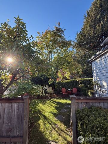 932 N 70th Street, Seattle, WA 98103