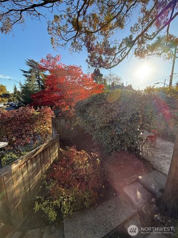 932 N 70th Street, Seattle, WA 98103