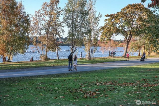 932 N 70th Street, Seattle, WA 98103