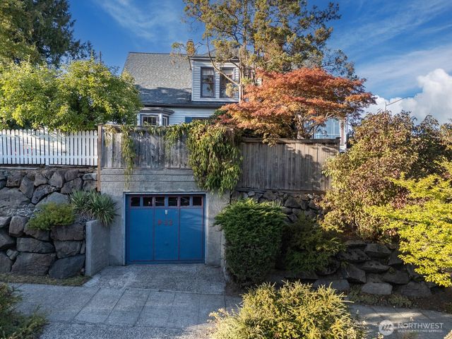 932 N 70th Street, Seattle, WA 98103
