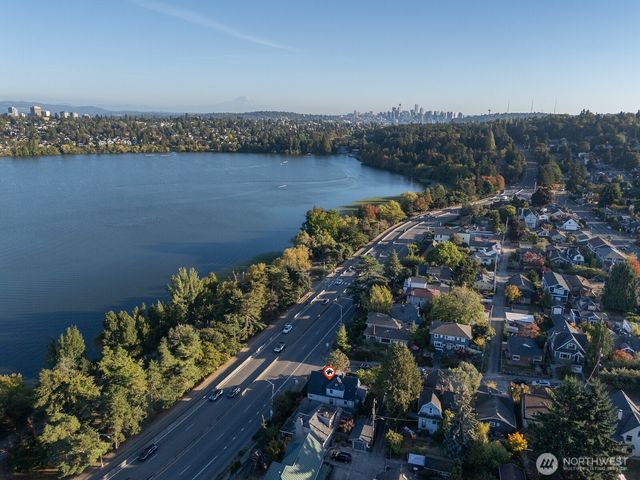 932 N 70th Street, Seattle, WA 98103