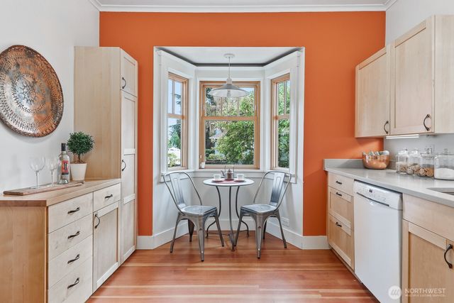 932 N 70th Street, Seattle, WA 98103