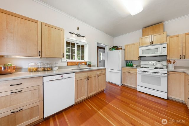 932 N 70th Street, Seattle, WA 98103