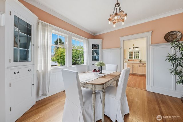 932 N 70th Street, Seattle, WA 98103