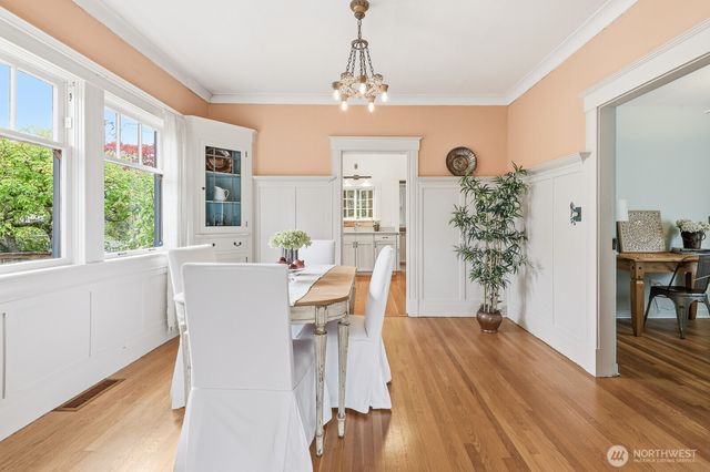 932 N 70th Street, Seattle, WA 98103