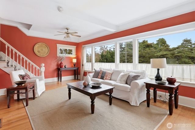 932 N 70th Street, Seattle, WA 98103