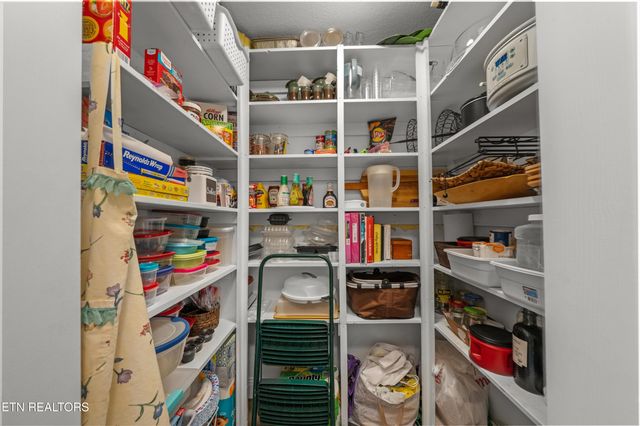 2366 Mayland Rd, Crossville, TN 38571