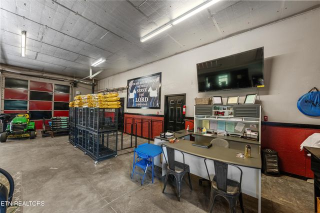 2366 Mayland Rd, Crossville, TN 38571