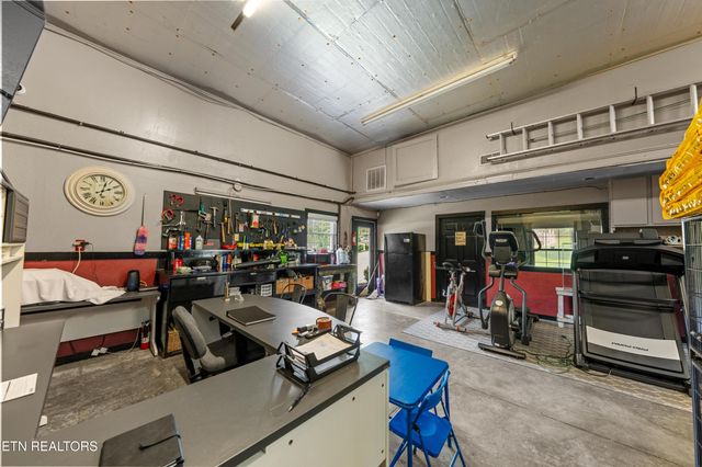 2366 Mayland Rd, Crossville, TN 38571