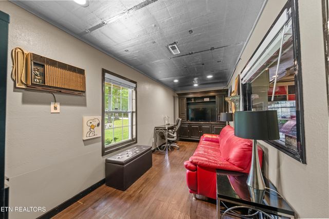 2366 Mayland Rd, Crossville, TN 38571