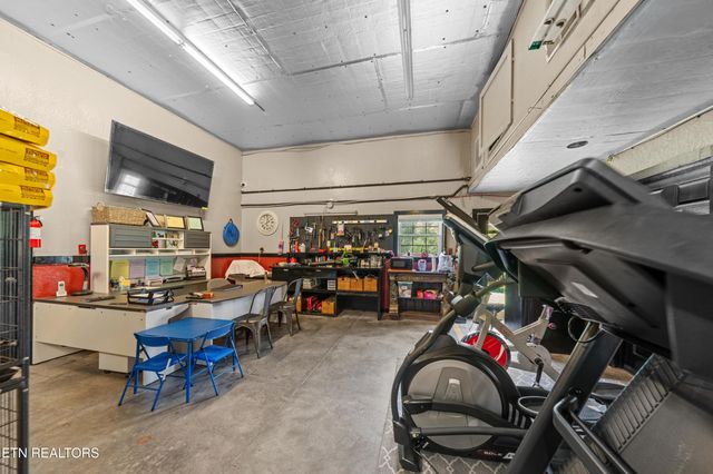 2366 Mayland Rd, Crossville, TN 38571