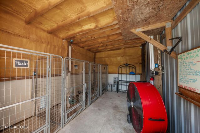 2366 Mayland Rd, Crossville, TN 38571