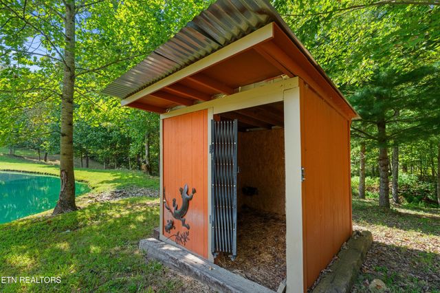 2366 Mayland Rd, Crossville, TN 38571