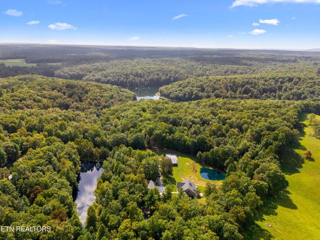 2366 Mayland Rd, Crossville, TN 38571