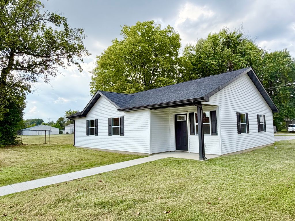 Image 1 of property listing at 868 E Second Street, Centralia, IL 62801